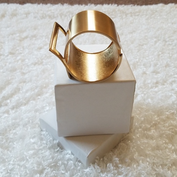 Gold cuff bracelet - Picture 3 of 3